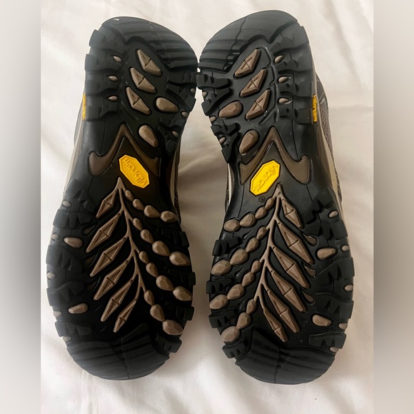 The North Face Women’s Hedgehog GTX Hiking Shoes - Gray With Pink Highli… - Picture 8 of 8